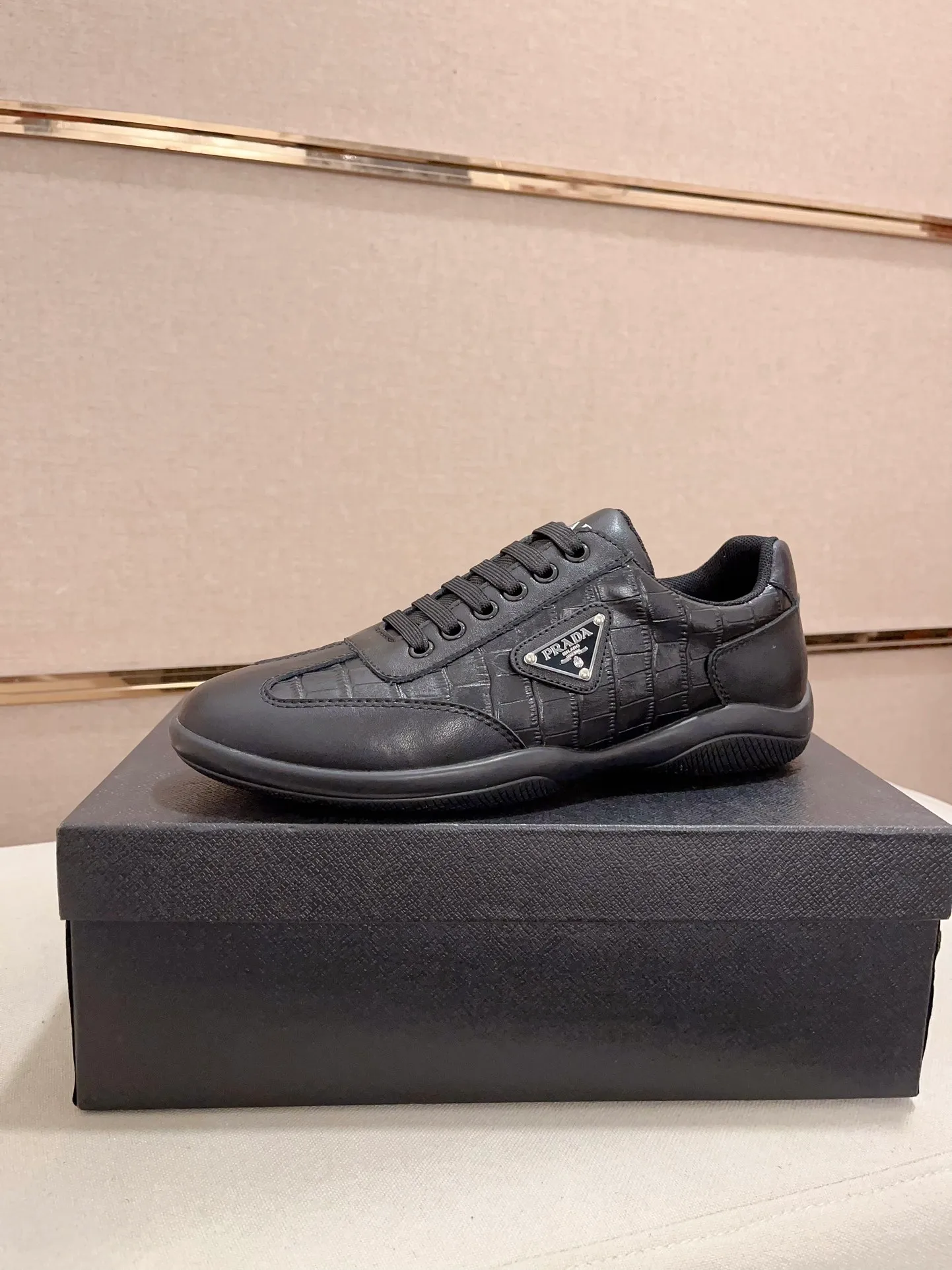 Factory price 420💰 ✔️✔️✔️The new PRADA (Prada) counters are launched simultaneously. The new men's shoes and 😘fabrics are made of selected first-layer cowhide ➕ breathable mesh technology. Lining: Full sheepskin lining. 👍🏿 High-end ☄️ air-cushion molded anti-slip rubber outsole, exquisite lines, simple and elegant, comfortable and high-end for leisure travel. Code number: 38 to 44 (45 can be customized)